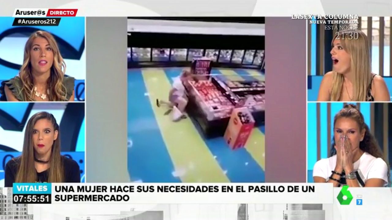 Una mujer hace sus necesidades en el pasillo de un supermercado imagen