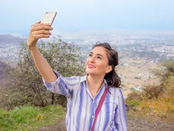Mujer sacando un selfie Mujer sacando un selfie