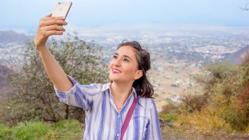 El motivo por el que tu ojo izquierdo sale más centrado en tus selfies