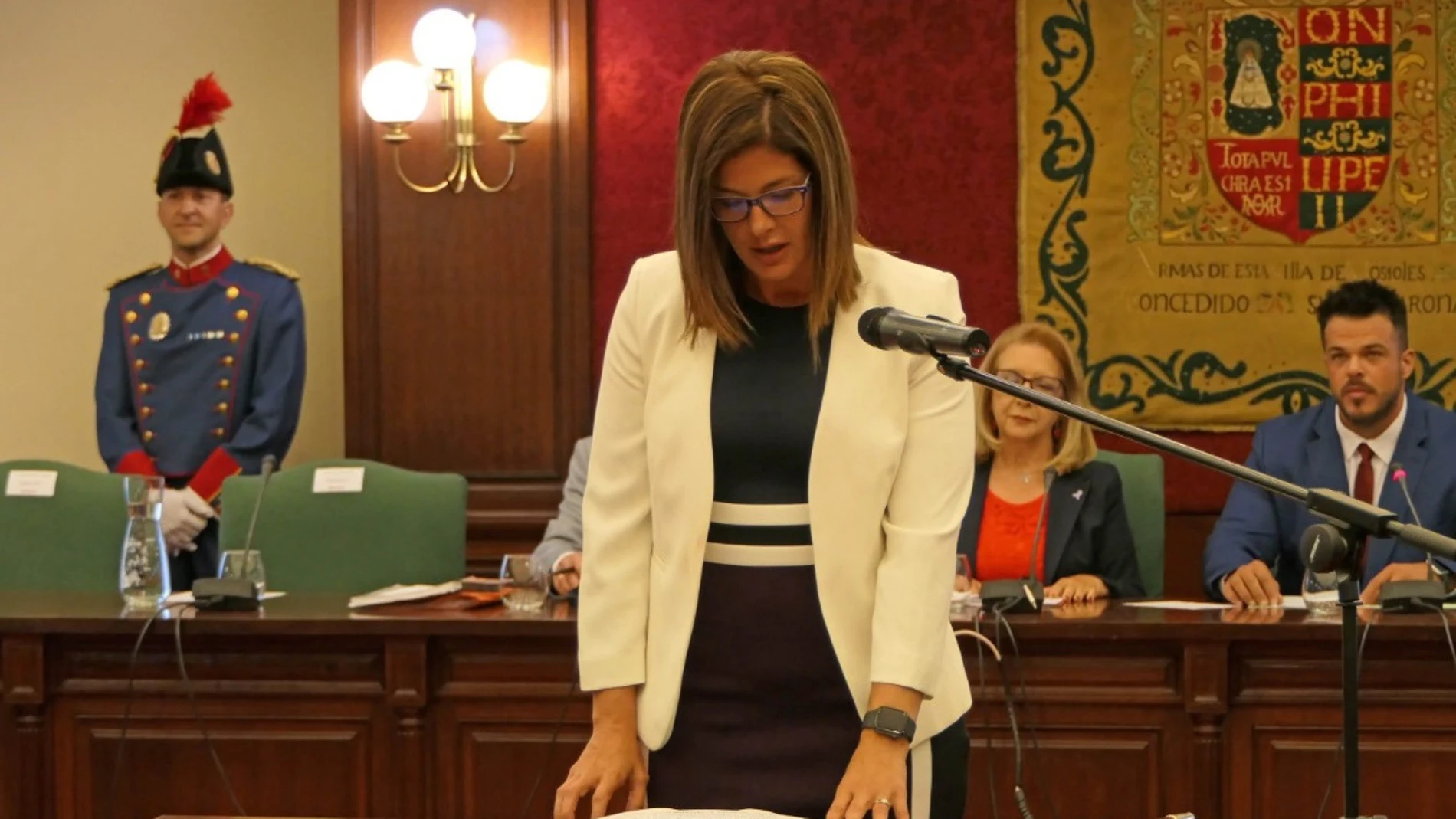 La alcaldesa socialista de Móstoles, Noelia Posse, jura su cargo