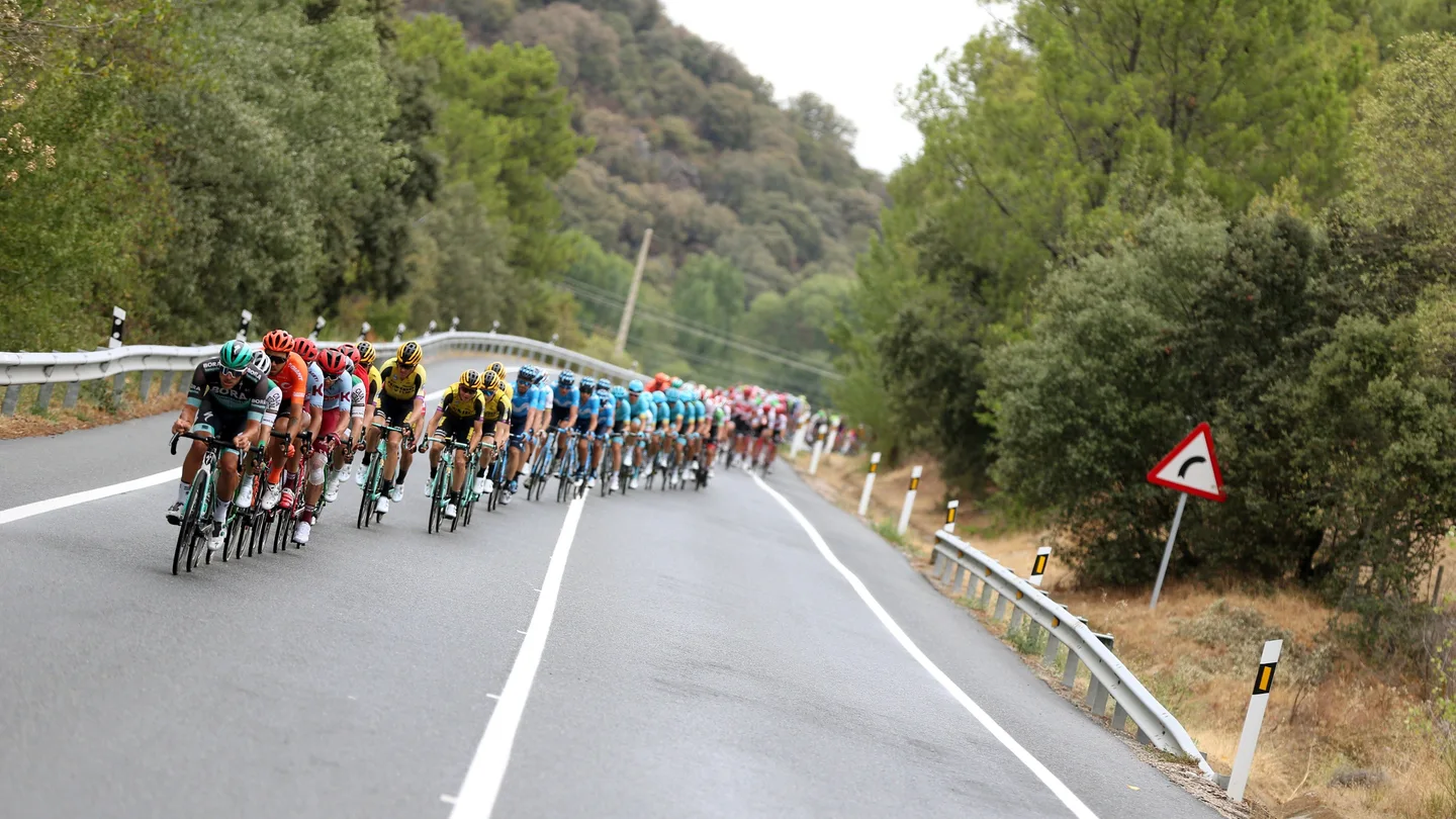 El pelotón de la Vuelta, durante la etapa 19 El pelotón de la Vuelta, durante la etapa 19