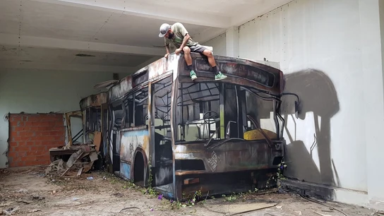 Graffiti 'Wrecked Bus' de Odeith Graffiti 'Wrecked Bus' de Odeith