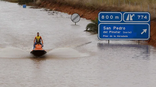 Un miembro de los servicios de rescate cruza en moto acuática la salida del túnel de la AP-7 en Pilar de la Horadada Un miembro de los servicios de rescate cruza en moto acuática la salida del túnel de la AP-7 a la altura del municipio alicantino Pilar de la Horadada