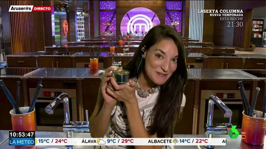 Tamara Falcó llega a Arusitys (interpretada por Leonor Lavado) para dejar ver sus dotes culinarias ARUSITYS