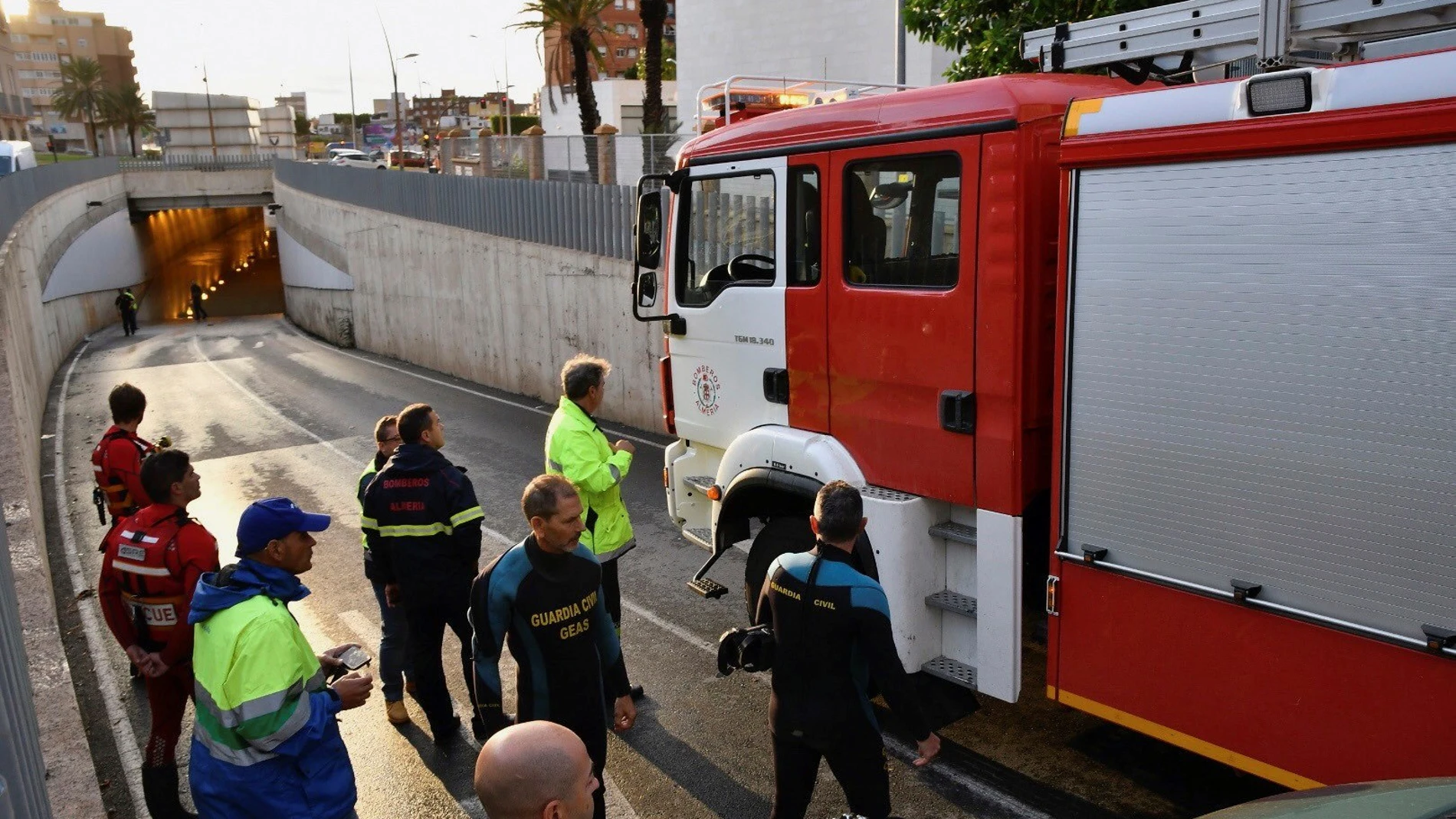 Muere un hombre ahogado tras quedar atrapado en su vehículo en Almería