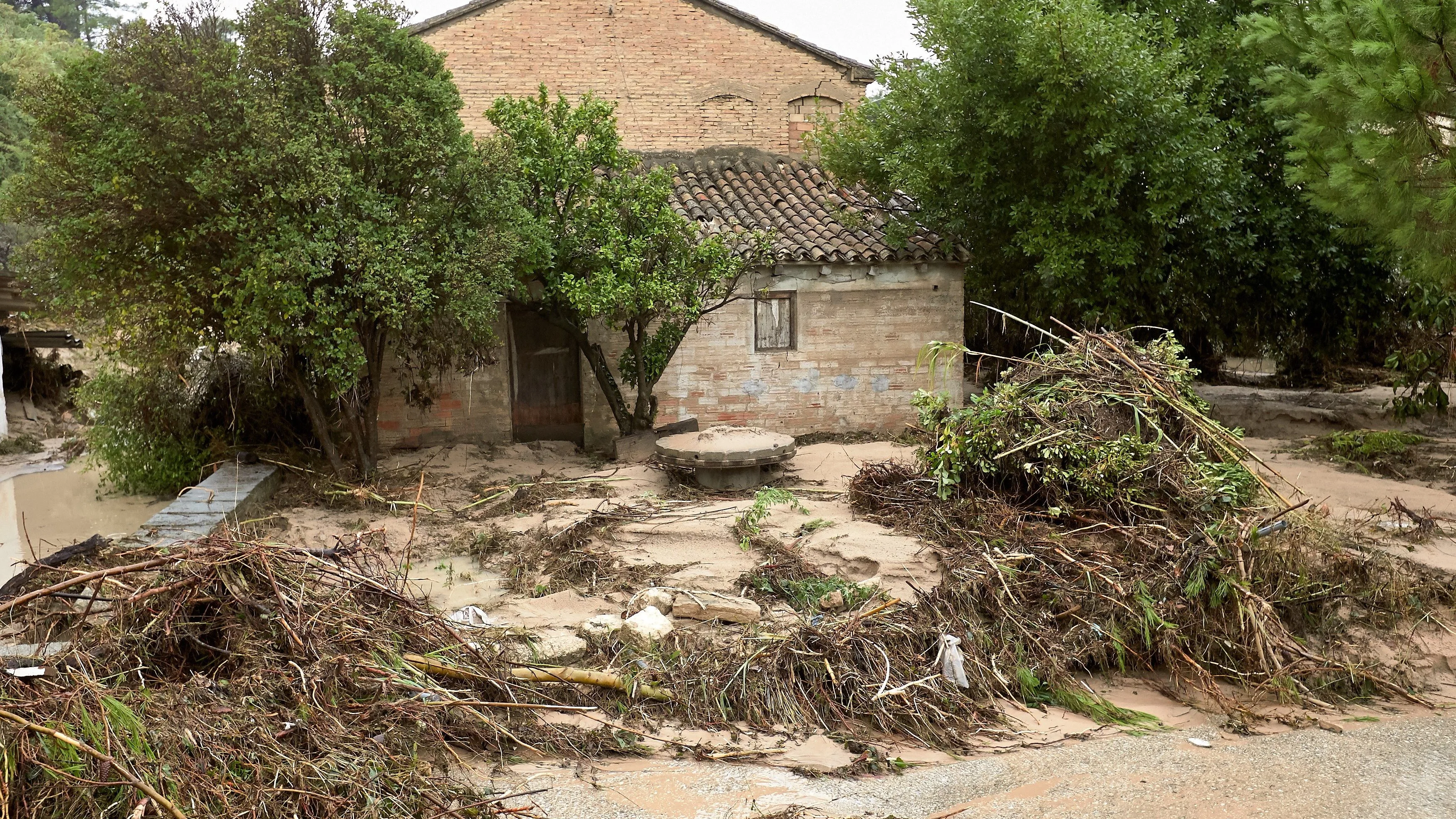 Una casa de campo en la localidad valenciana de Ontinyent donde se desbordó el río Clariano por los efectos de la Gota Fría 