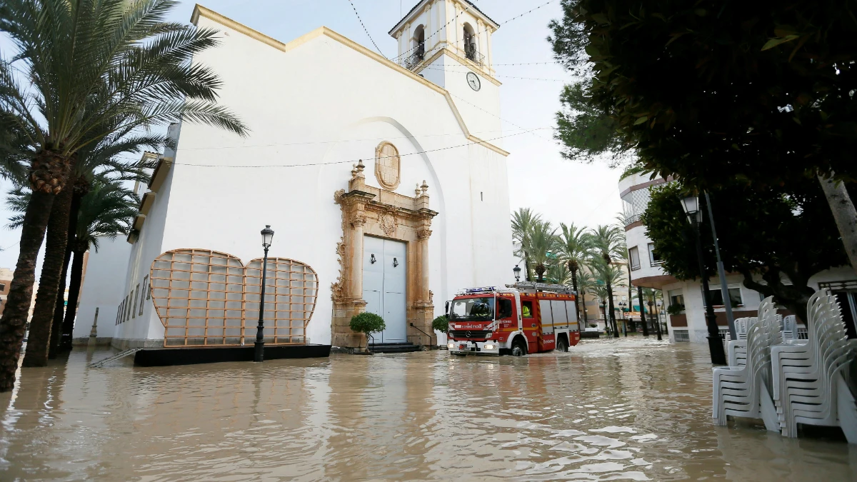 Un camión de bomberos trata de avanzar entre el agua