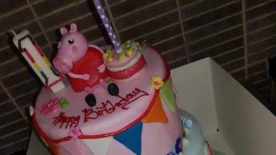 La tarta que el padre de la pequeña fallecida compró para otra niña La tarta que el padre de la pequeña fallecida compró para otra niña