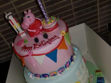 La tarta que el padre de la pequeña fallecida compró para otra niña La tarta que el padre de la pequeña fallecida compró para otra niña