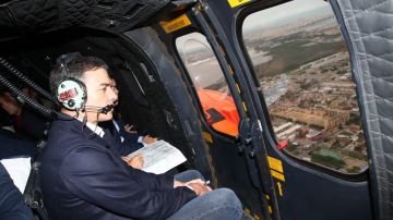 Pedro Sánchez sobrevolando los lugares afectados por la DANA