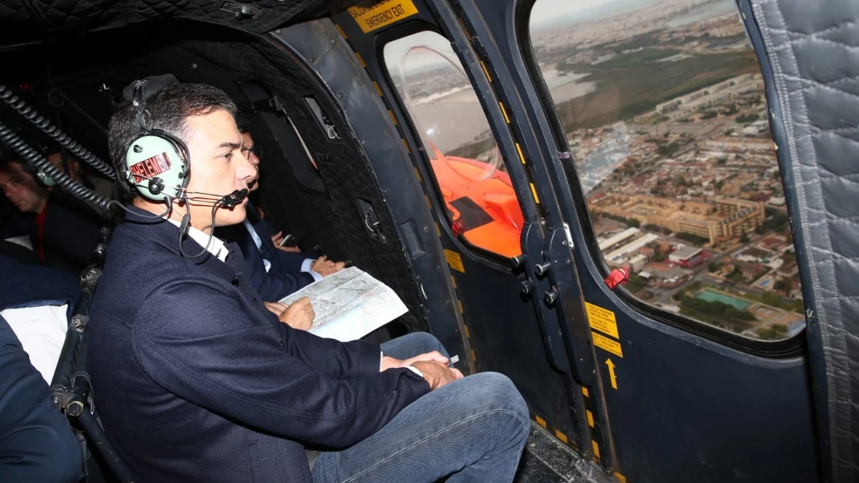 Pedro Sánchez sobrevolando los lugares afectados por la DANA