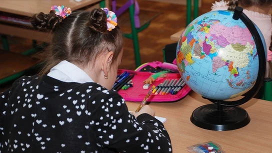 Imagen de archivo de una niña en un colegio Imagen de archivo de una niña en un colegio