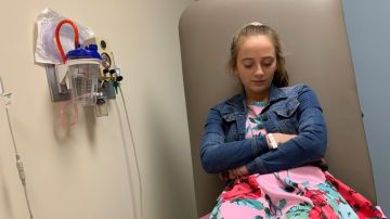 La adolescente afectada, Riley, en el hospital