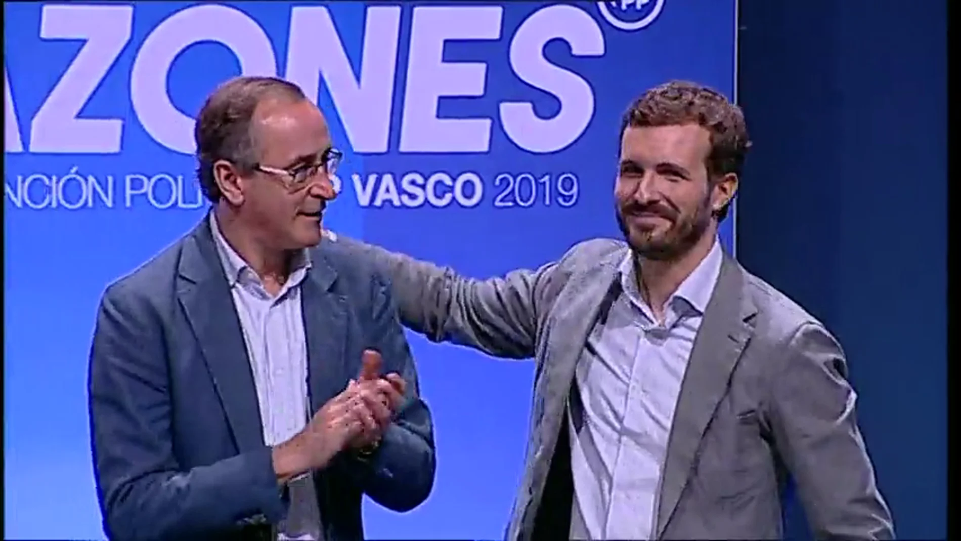 El líder del PP vasco, Alfonso Alonso, junto a Pablo Casado
