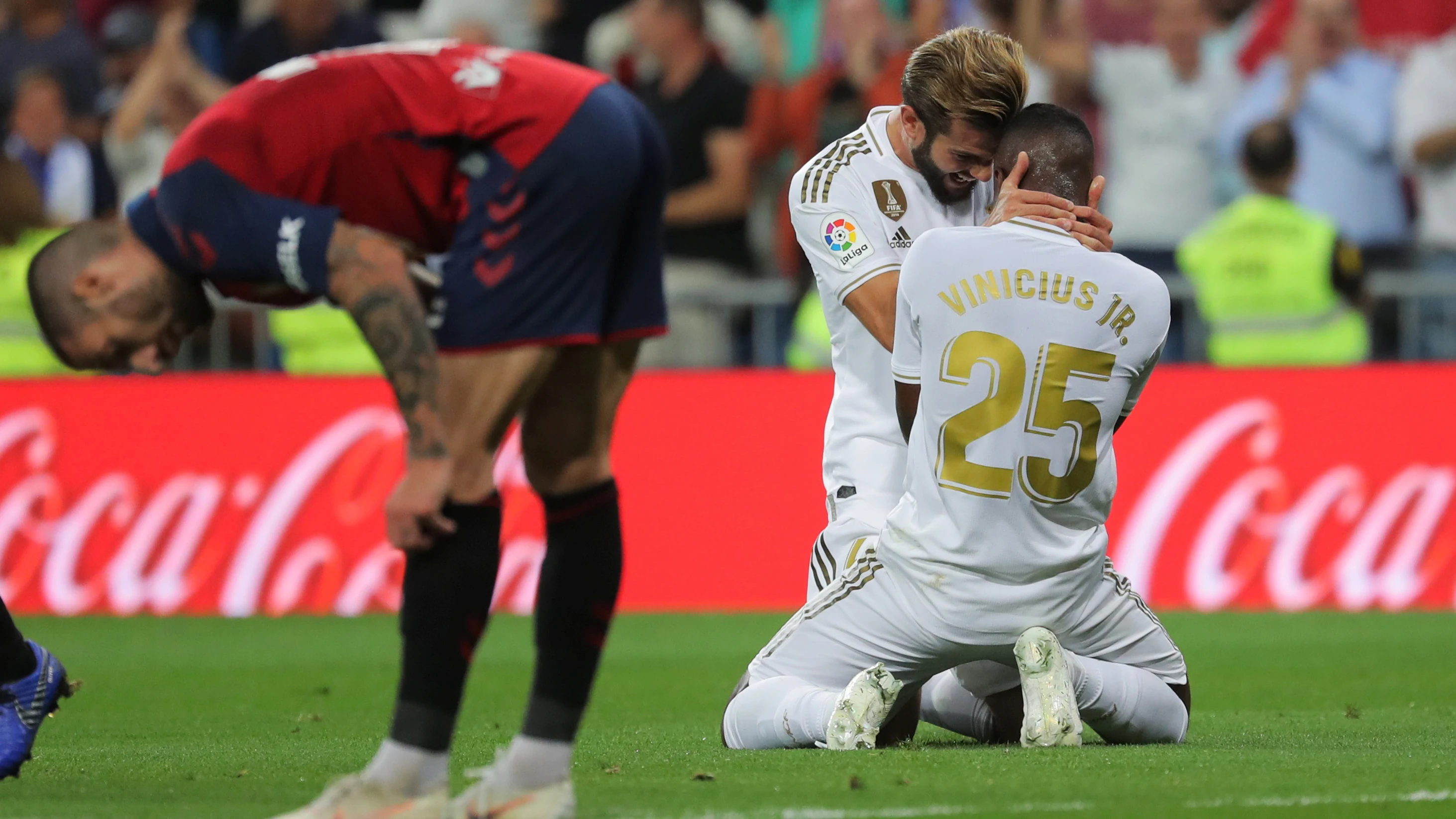 Nacho celebra con Vinicius el gol del brasileño ante Osasuna