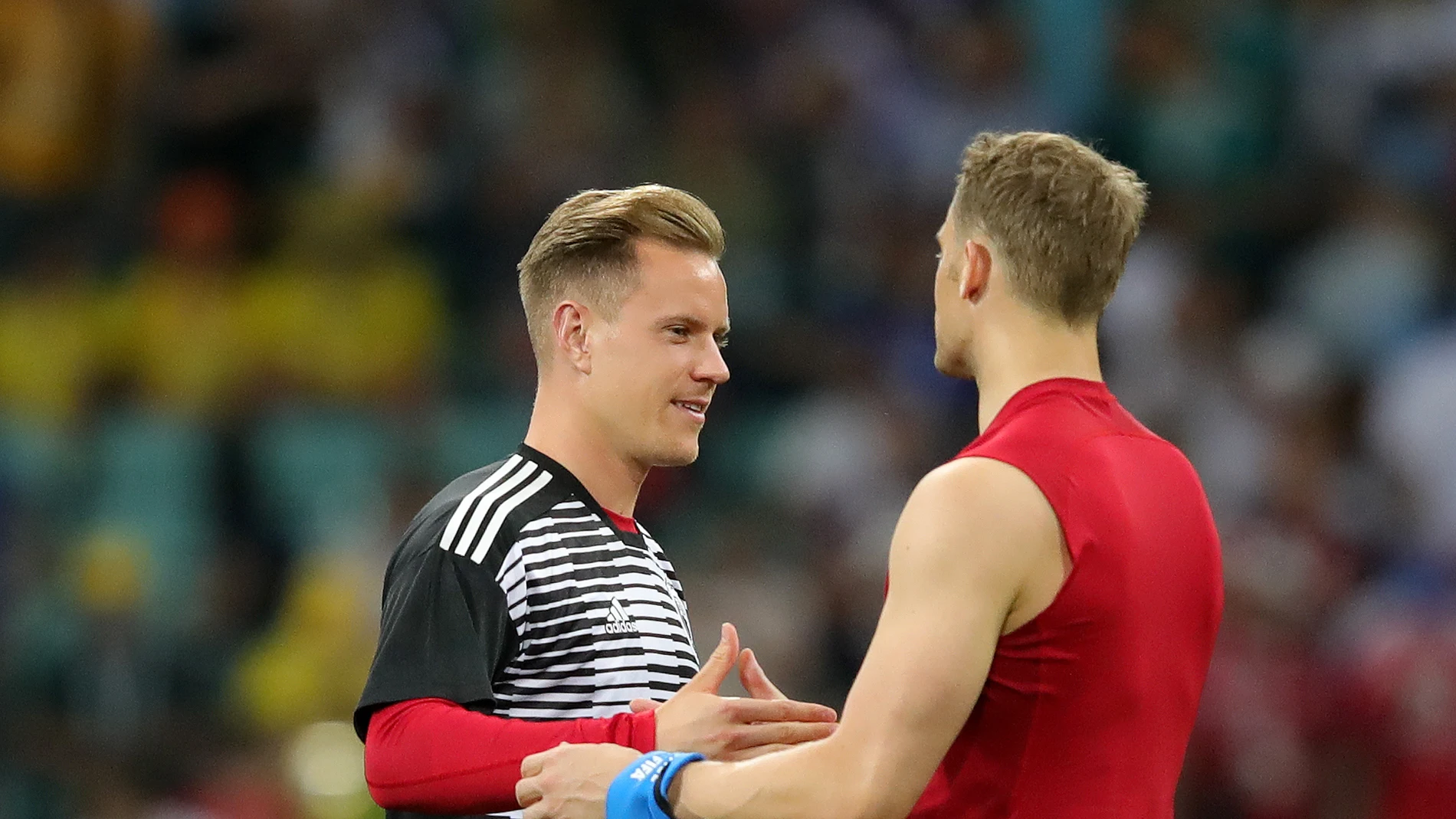 Ter Stegen y Neuer se saludan durante un partido de Alemania