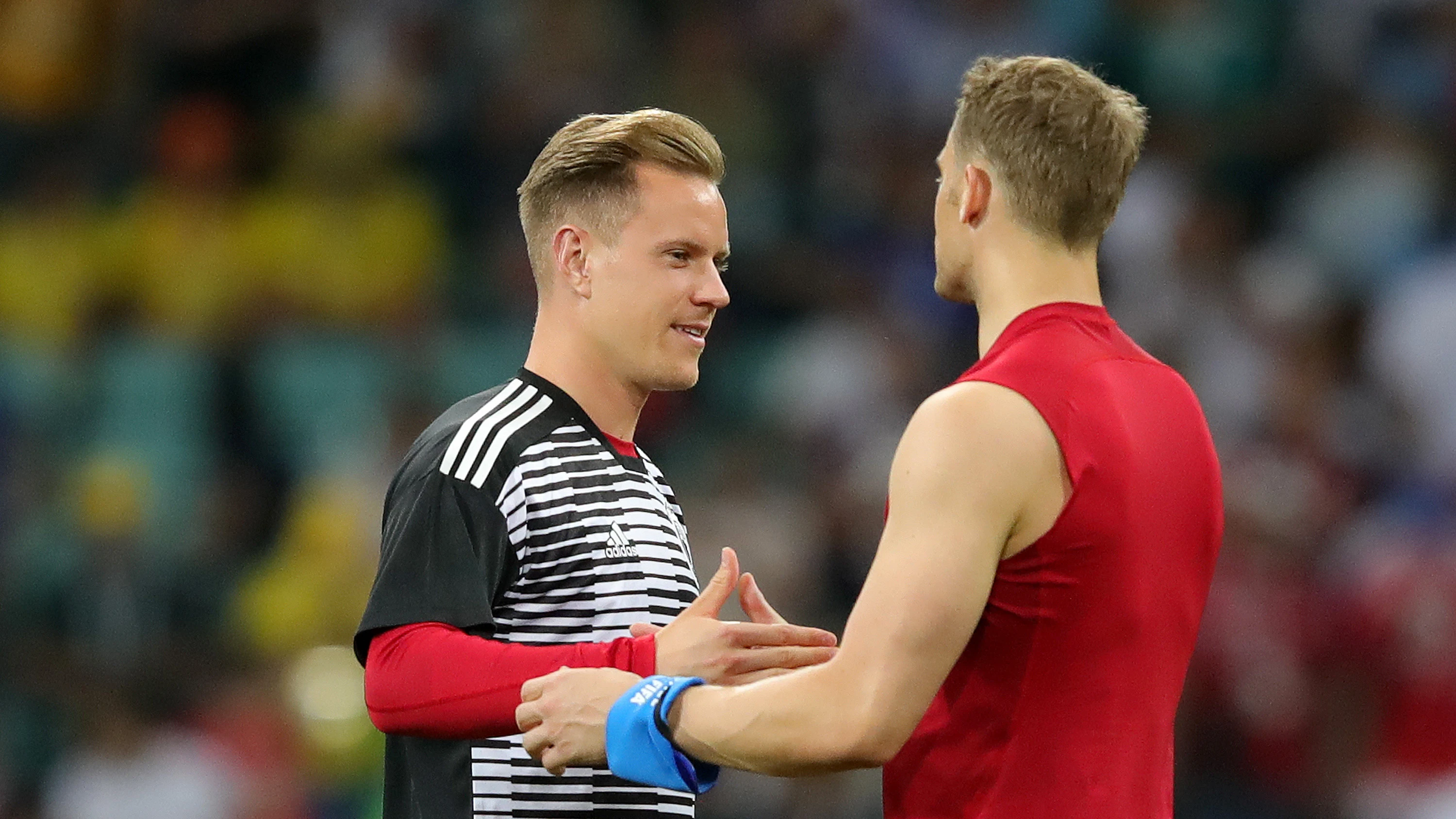 Ter Stegen y Neuer se saludan durante un partido de Alemania