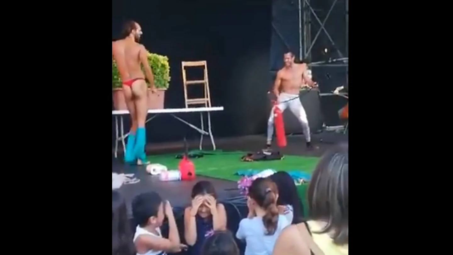 Imagen del momento en el que los dos actores se desnudan en un espectáculo infantil. Imagen del momento en el que los dos actores se desnudan en un espectáculo infantil.