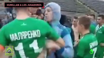 Los ultras de un equipo ucraniano humillan y se pelean con sus propios jugadores 
