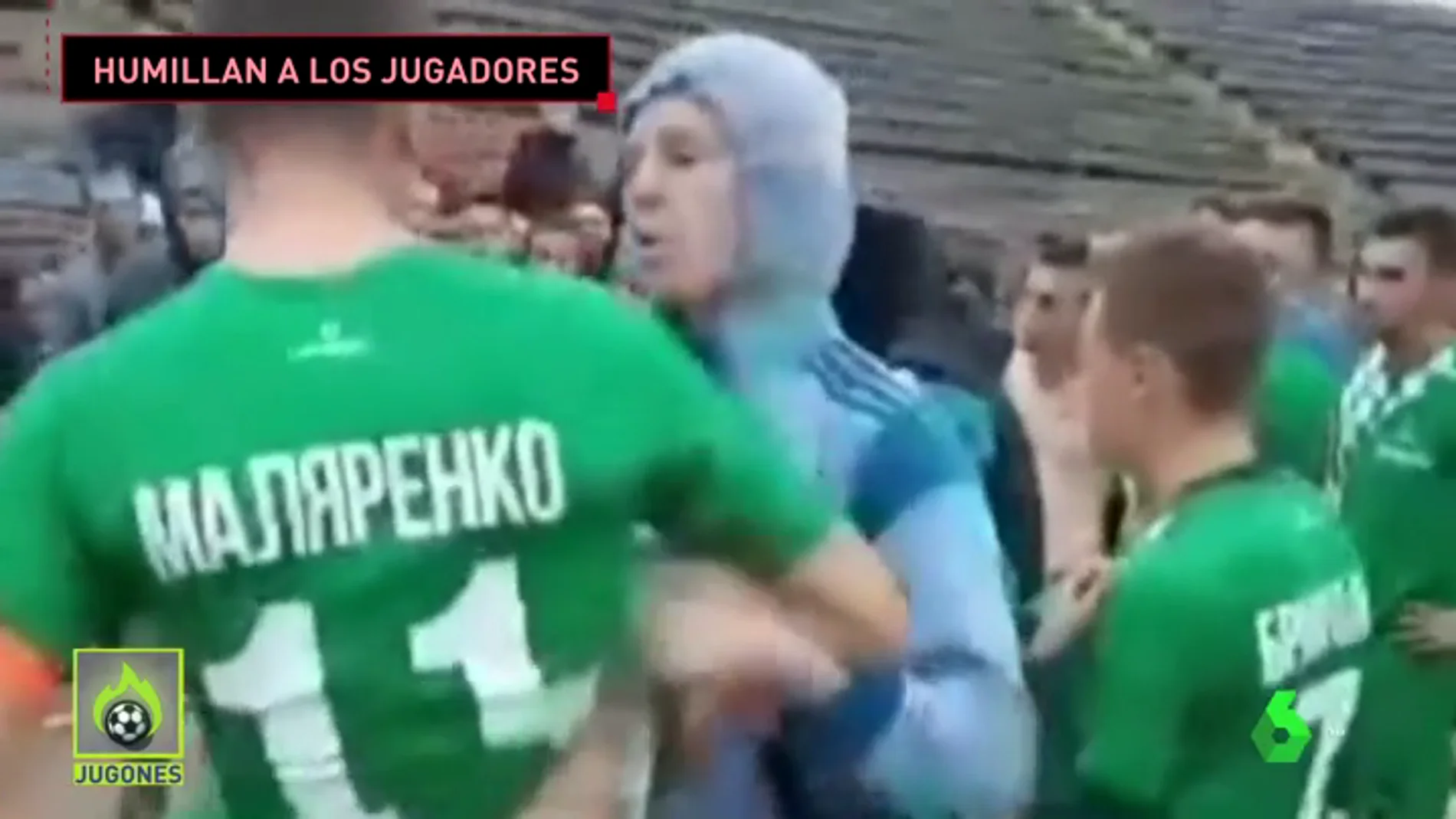 Los ultras de un equipo ucraniano humillan y se pelean con sus propios jugadores 