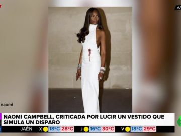 El polémico vestido de Naomi Campbell por el que la acusan de hacer apología de las armas El polémico vestido de Naomi Campbell por el que la acusan de hacer apología de las armas