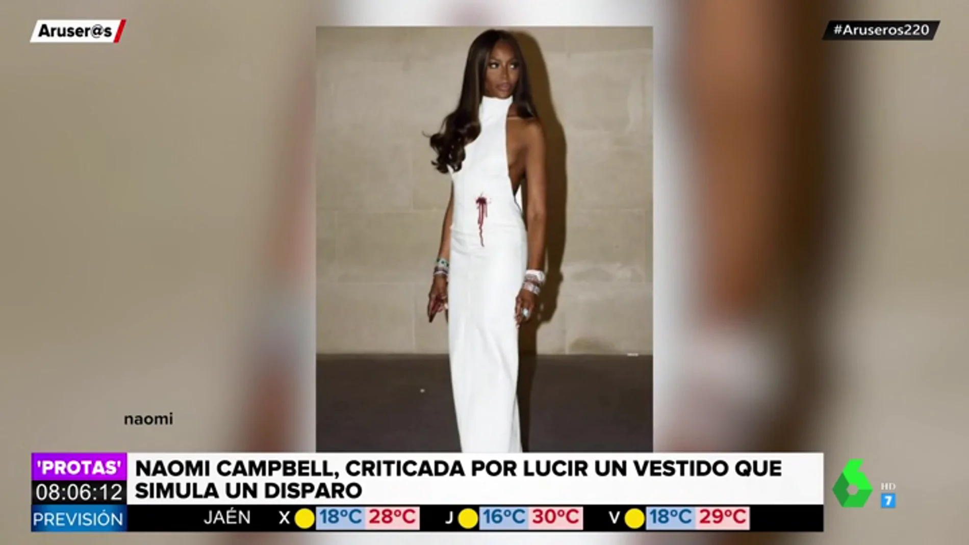 El polémico vestido de Naomi Campbell por el que la acusan de hacer apología de las armas