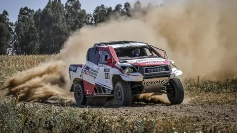 Fernando Alonso y Marc Coma con los rally-raids Fernando Alonso y Marc Coma con los rally-raids