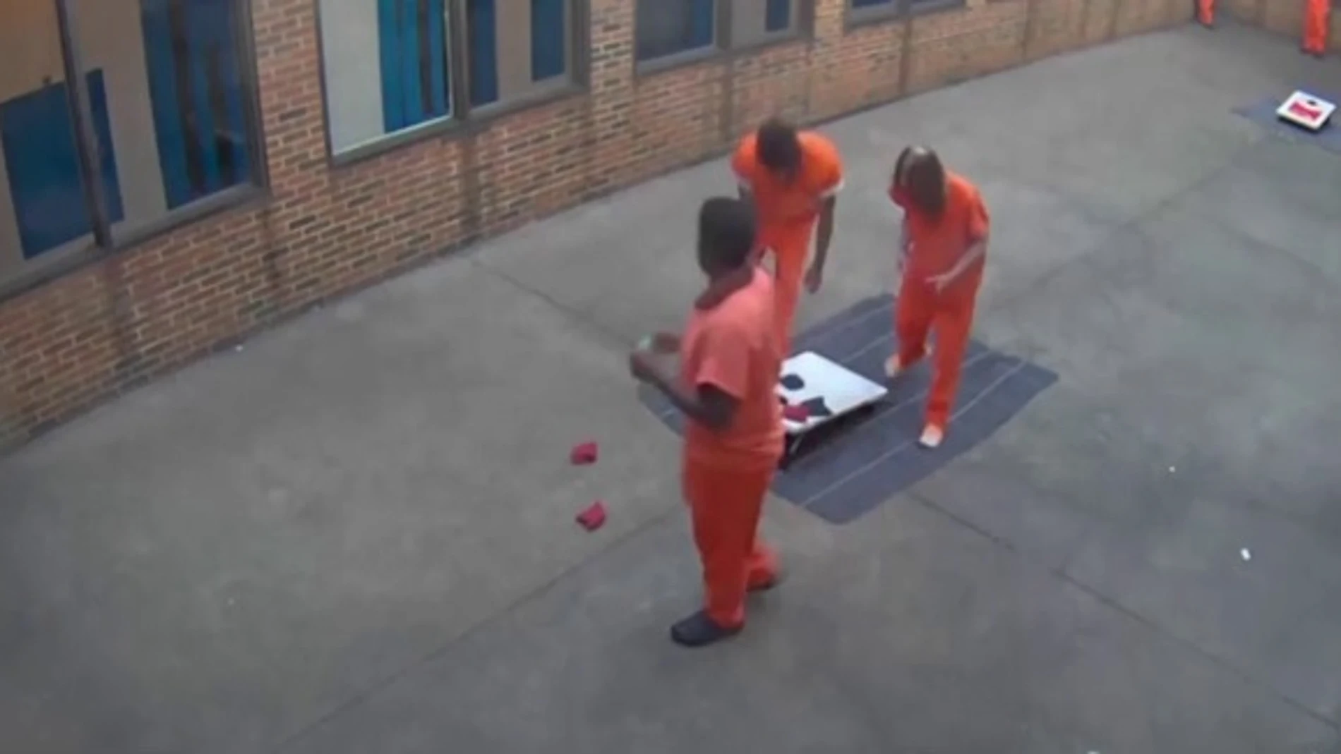 El momento en el que varios presos reciben la mercancía de contrabando de un dron