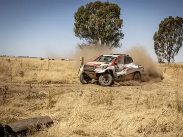 Fernando Alonso y Marc Coma con los rally-raids Fernando Alonso y Marc Coma con los rally-raids