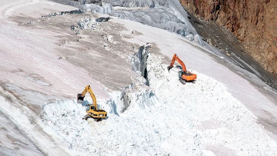 Las excavadoras destruyen el glaciar Pitztal Las excavadoras destruyen el glaciar Pitztal