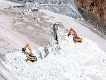 Las excavadoras destruyen el glaciar Pitztal Las excavadoras destruyen el glaciar Pitztal
