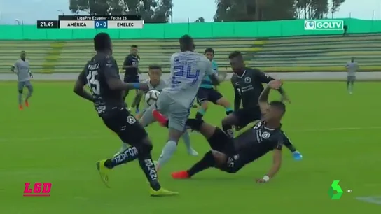 Despiden a un jugador en Ecuador por cometer dos penaltis Despiden a un jugador en Ecuador por cometer dos penaltis