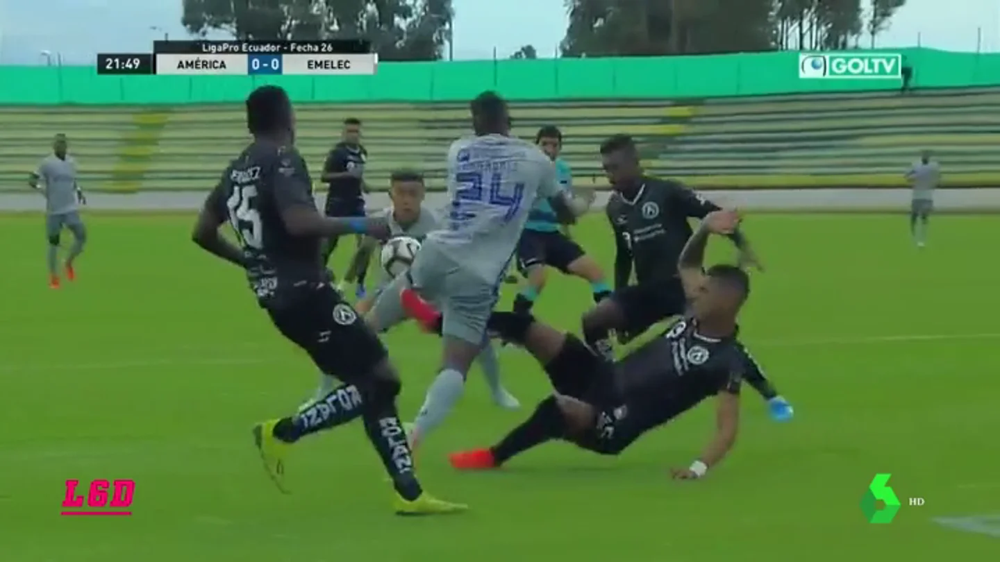 Despiden a un jugador en Ecuador por cometer dos penaltis Despiden a un jugador en Ecuador por cometer dos penaltis