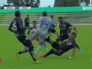 Despiden a un jugador en Ecuador por cometer dos penaltis Despiden a un jugador en Ecuador por cometer dos penaltis