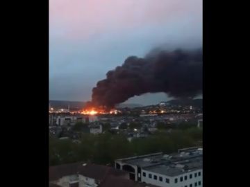 Espectacular incendio en una planta química de Rouen Espectacular incendio en una planta química de Rouen