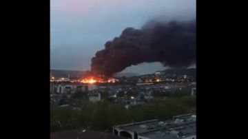 Espectacular incendio en una planta química de Rouen