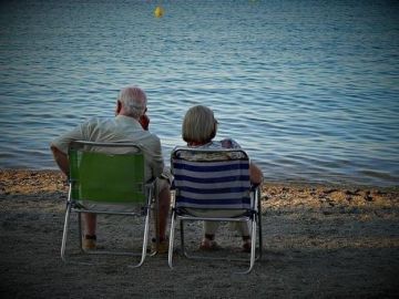 Una pareja de ancianos en la playa (Archivo) Una pareja de ancianos en la playa (Archivo)