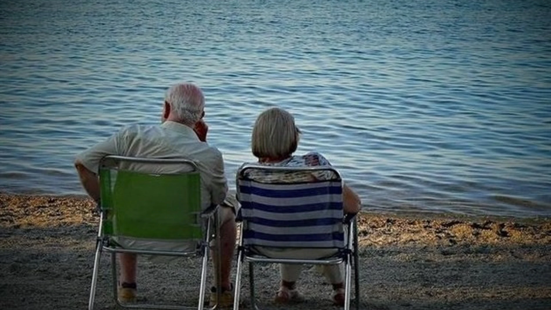 Una pareja de ancianos en la playa (Archivo)