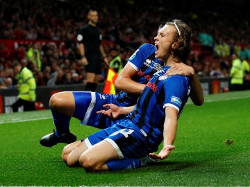 Luke Matheson celebra su gol contra el Manchester United Luke Matheson celebra su gol contra el Manchester United