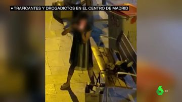 Una joven consume heroína en plena calle