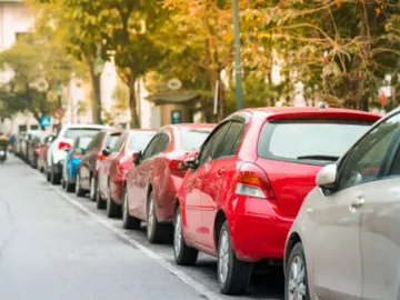 Vehículos aparcados en la calle Vehículos aparcados en la calle
