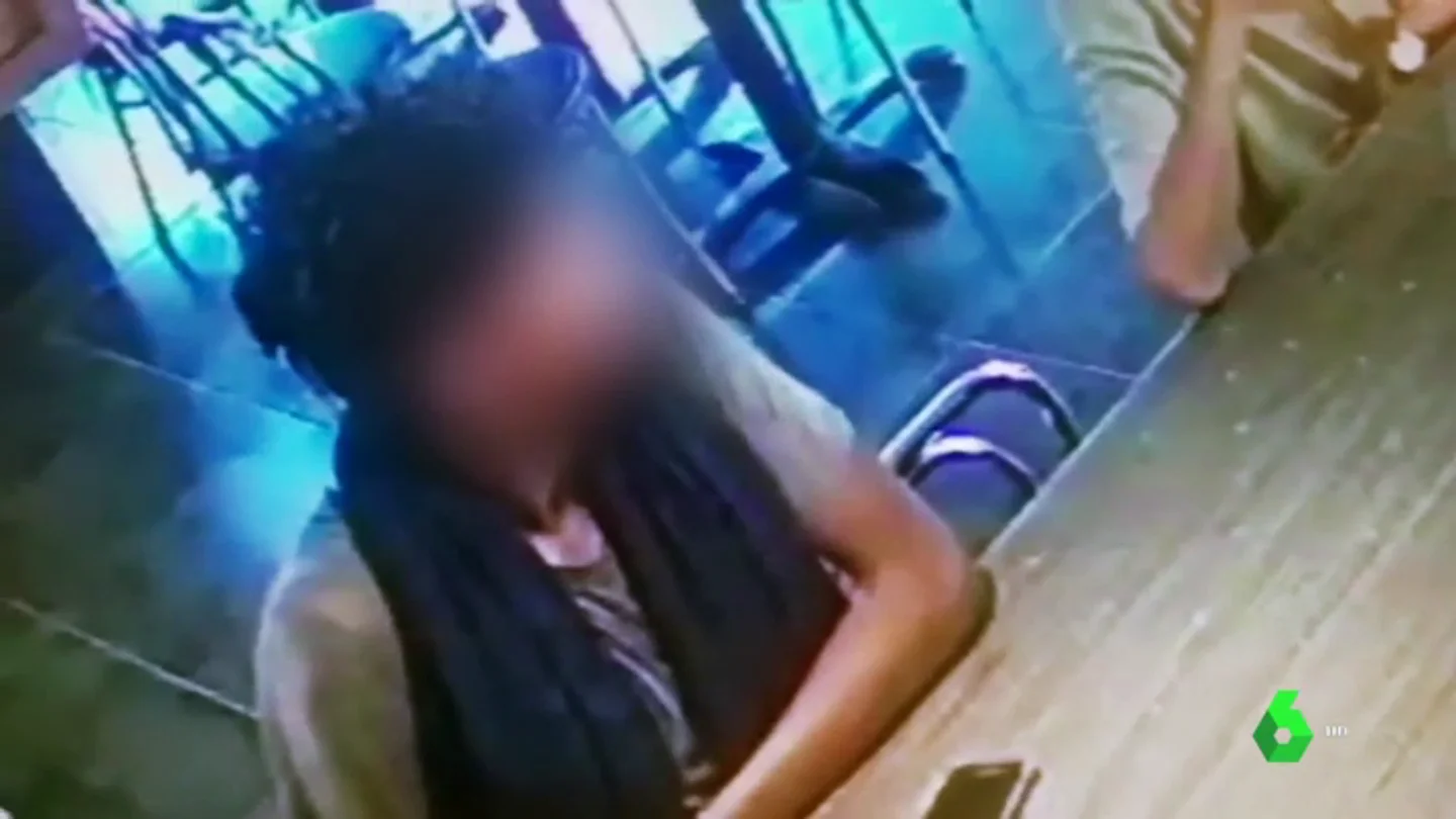 El gerente del hostal en el que dio a luz la madre del bebé arrojado al río asegura haber visto cómo la pareja lo sacaba de allí vivo El gerente del hostal en el que dio a luz la madre del bebé arrojado al río asegura haber visto cómo la pareja lo sacaba de allí vivo
