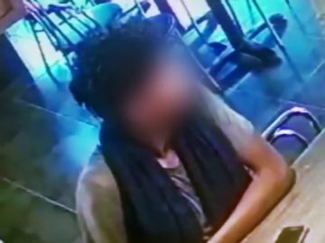 El gerente del hostal en el que dio a luz la madre del bebé arrojado al río asegura haber visto cómo la pareja lo sacaba de allí vivo El gerente del hostal en el que dio a luz la madre del bebé arrojado al río asegura haber visto cómo la pareja lo sacaba de allí vivo