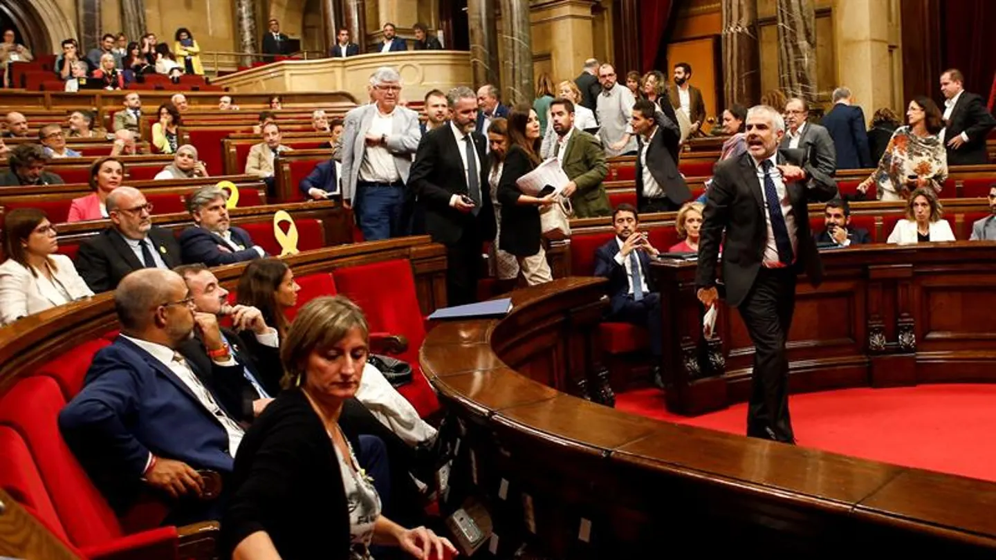 El diputado de Ciudadanos Carlos Carrizosa abandona el Parlament tras ser expulsado El diputado de Ciudadanos Carlos Carrizosa abandona el Parlament tras ser expulsado