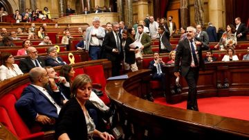 El diputado de Ciudadanos Carlos Carrizosa abandona el Parlament tras ser expulsado