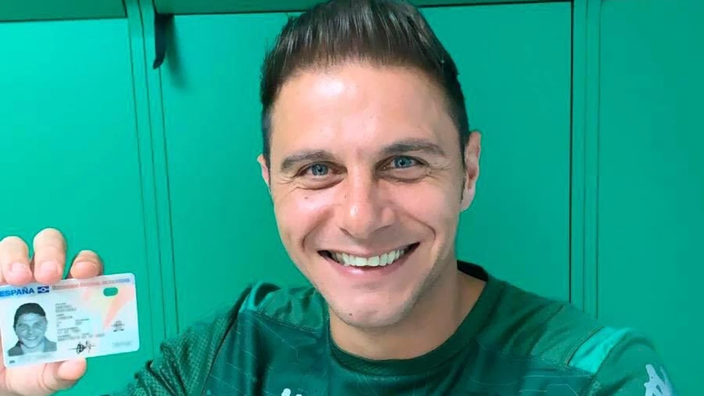 El divertido cruce de tuits entre el Betis y Joaquin por su edad El divertido cruce de tuits entre el Betis y Joaquin por su edad