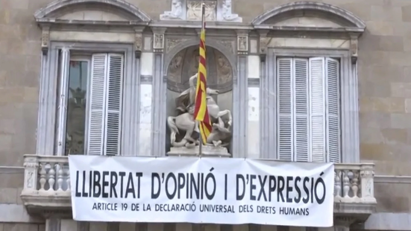 Imagen de la pancarta colocada en la Generalitat "por la libertad de expresión" Imagen de la pancarta colocada en la Generalitat "por la libertad de expresión"