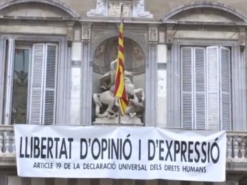 Imagen de la pancarta colocada en la Generalitat "por la libertad de expresión" Imagen de la pancarta colocada en la Generalitat "por la libertad de expresión"
