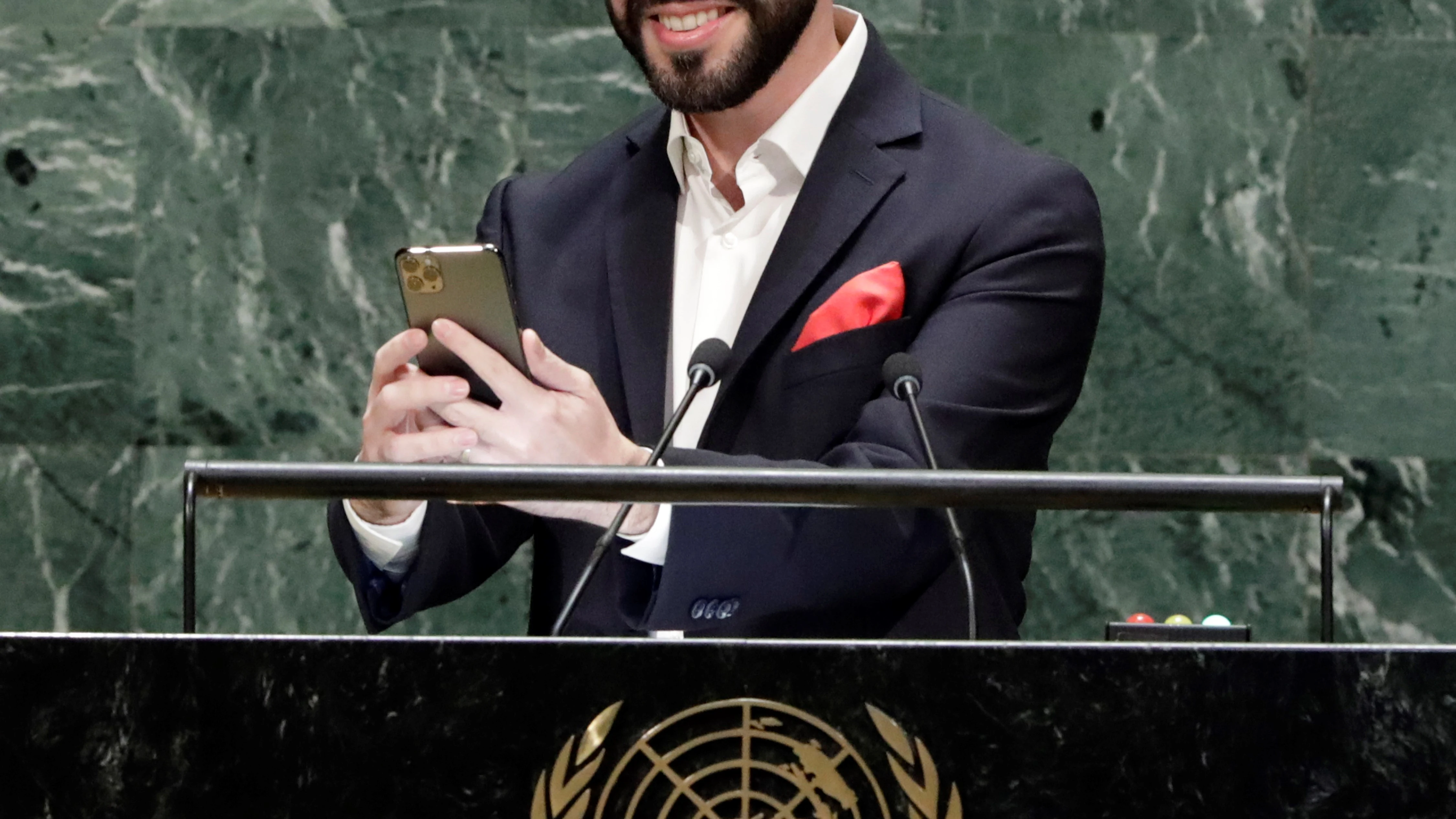 El presidente de El Salvador, Nayib Bukele, haciéndose el selfie en la ONU