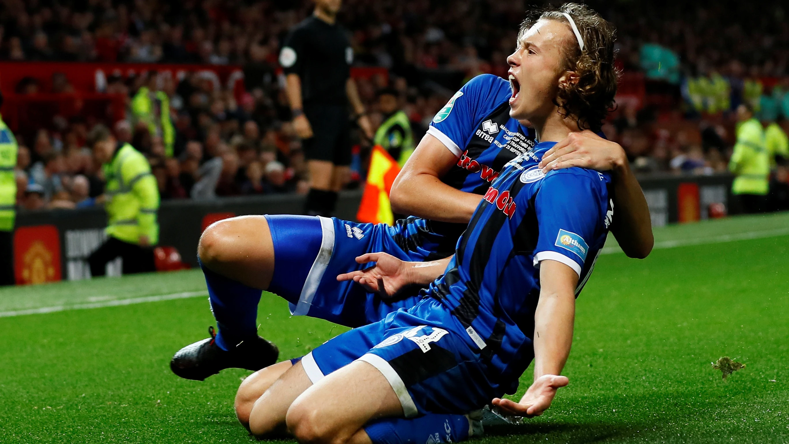 Luke Matheson, a sus 16 años, tras anotar un histórico gol en Old Trafford. 